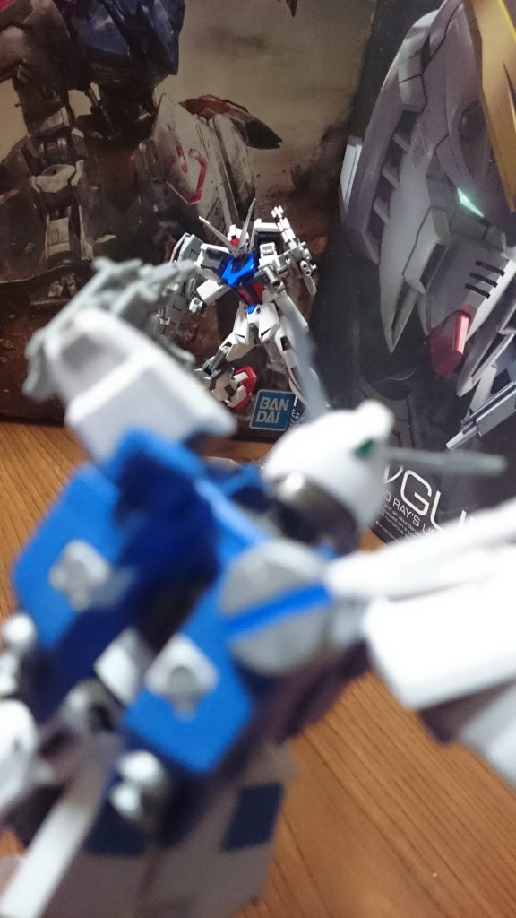 νガンダムヴレイブの原典からの武器はオミットっス…
というか、ライフルとシールドは別の箱にしまったまま押し入れの遥か最奥に、ファンネルに限っては製作すら放置っス！まぁ、ファンネルはユウキ少年と相性悪いようだし？塗装もめんどくさいし？まぁ、ユウキ少年は後にファンネル製作してるんスけどね