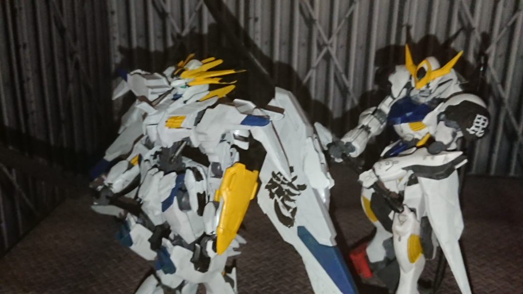 ……とあるガンプラバトル仕様に作っていた女性はまた新たに鉄血のオルフェンスに出てくる「バエル」の魅力に惹かれ,発売された「マルコシアス」のパーツを四枚羽にしながらも如何にバエルの名残を残そうかと彼女は,製作動画に目を通しながらも腰の延長に関してはプラ板を初めて購入し,初の手頃な延長と共に塗装済ませたりと数日……
暫く使っていたバルバドスルプスと見比べながらも頬を緩め羽に「龍」の一字を筆で記す。
「……良い出来だな。この一刀で決めるスタイルがまさしく私らしい」
彼女は微笑みながらも自身が好きな言葉である「龍」と「毘」の言葉を残し,それから暫くしたガンプラバトルでは彼女が得意とする剣道の動きを再現するかのよう
一撃で相手の動きを決める事から「加護の降りた一太刀(ヒトタチ)ダイバー」という二つ名を残す事となる。
