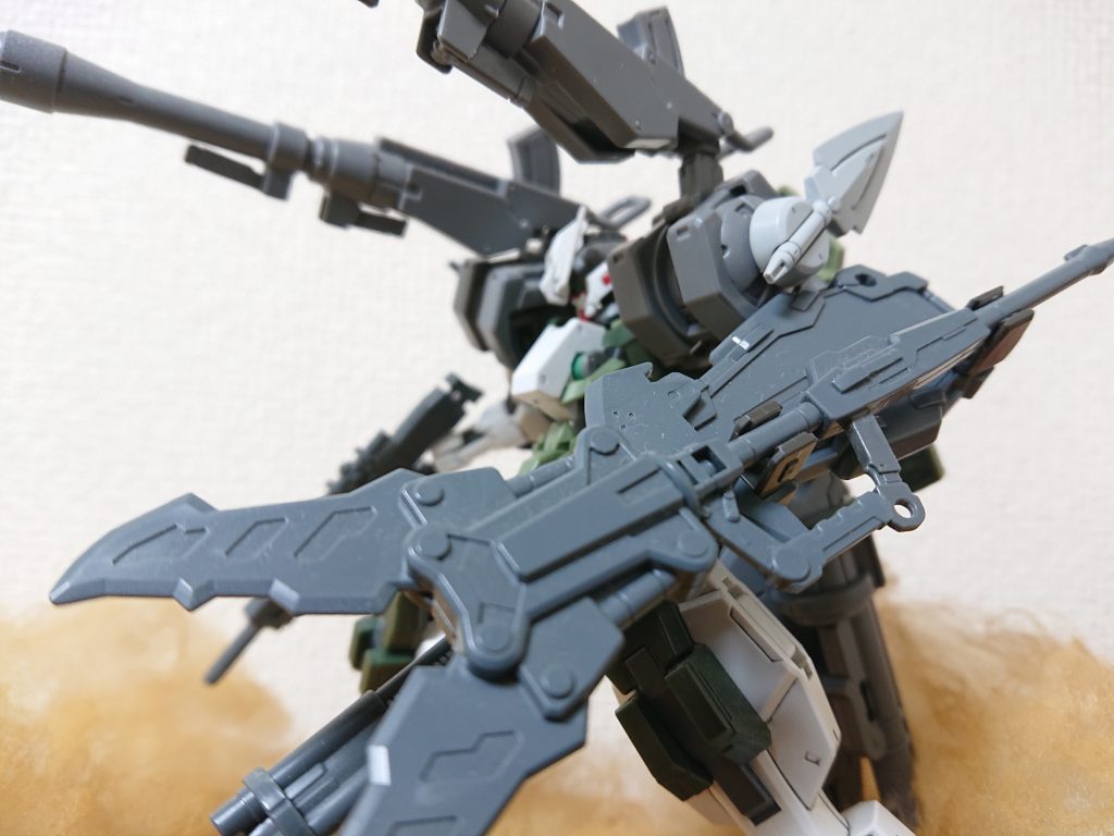 近接武器のシールドへの固定はバルバトスに付属していた、バックパックにメイスを取り付ける部品を使用してます。