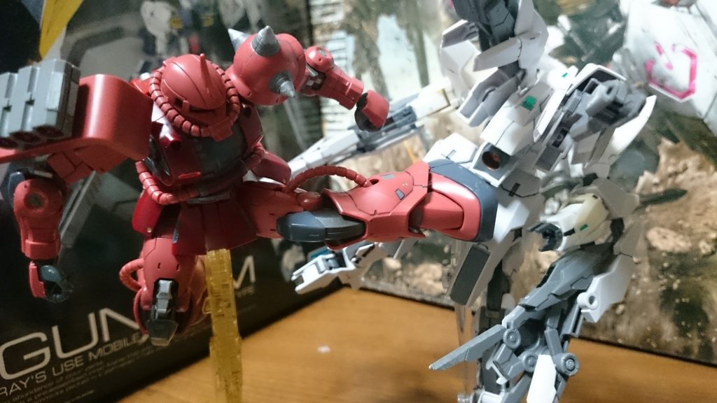 シャアさながらのザクキック!
BF6話でもザクアメイジングで使ってた(まぁレイジくんには腕でしっかり受け止められてたっスけど)し、ユウキ先輩、ザクに乗ったらこれ必ず使いそう