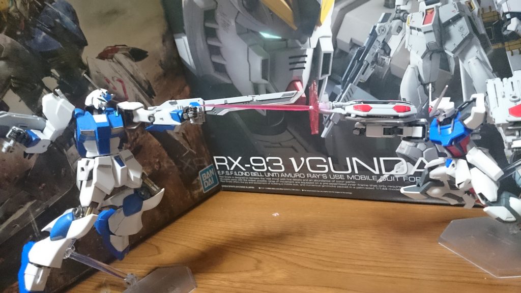 以前Aレッドウォーリアを投稿したときにも書いたっスけど、レッドウォーリアのガンブレイド、形状がマーキュリーレヴの大型ブレードとそっくりだし、これに由来するものかもしれないっスね。

しかしνガンダムの下半身の可動範囲が地味にきびしい！