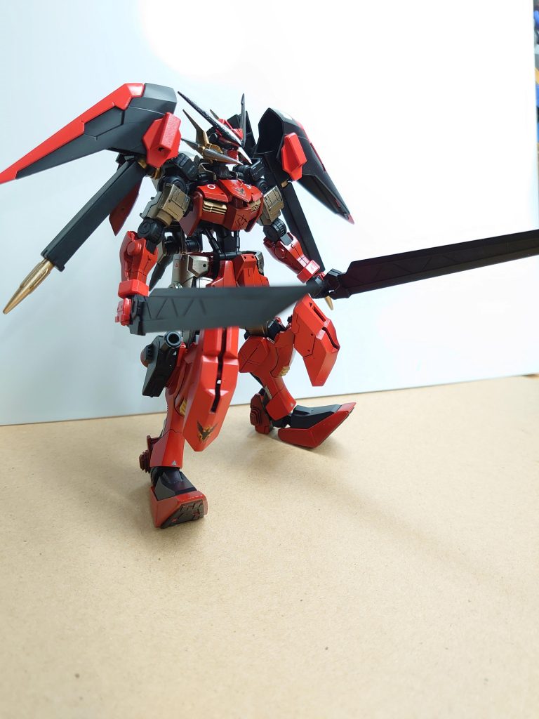 ベリトブレード×3
ベリトの基本装備であり肩のバインダー後ろに装備され使われない時には肩の専用のラックに装備される
ガンダムフレームベリトが開発された時期にはまだダインスレイヴが未完成の状態で接近して敵を倒す他なかった為に作られた装備ベリト用に作られた長いブレードである
ガンダムバエルを駆るアグニカ・カイエルの2本の剣を使い戦っている所を見て初代バクザラン当主がアグニカの戦果に負けじと工房に作らせた全部で3本作られた
基本はレアアロイ製のブレードなので金属疲労、摩耗などによって劣化するがベリトだけに装備された機能により300年の間劣化する事なくずっと使われ続けている