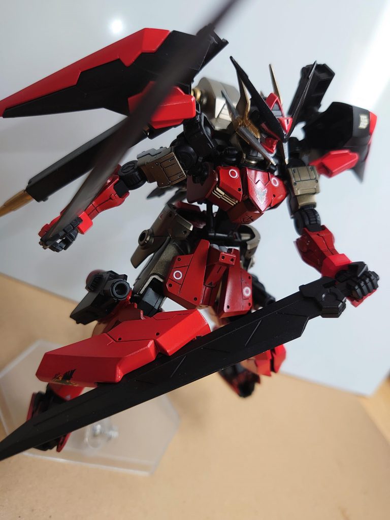 ナノラミネートパーリィシング
両足の膝の部分に取り付けられたブースター兼MS用の研磨装置である
300年の間ベリトのレアアロイ製ブレードが折れなかった一番の要因である
これはベリトのリアクターから脚部の接続ブースターに直接エイハブ粒子を送る事で発生するαナノラミネート反応が起こる
使い方はブースターの中心部分にある窪みに研磨する刀身を入れ様な形で使用される
このαナノラミネート反応は触れた物質の高度をナノラミネート構造を付与し更に硬化・研磨されると言う性質を持ちγナノラミネート反応と真逆の性質を生み出す
その硬度は特殊合金製でにすら匹敵する物であるが、これは永続的に効果がある訳では無くブースターで研磨をしてから時間経過でαナノラミネート反応が弱まっていき持続時間は10分にも満たないものである
これはアスタロトの様にケーブルから直接刀身にエイハブ粒子を送り込むわけではない為、徐々に刀身からナノラミネート反応が消えていき通常のレアアロイ製のブレードに戻る
これは刀身の細い近接武器には使える為、厄災戦時には味方の武装にこのαナノラミネート反応を付与してMAの撃退に大きく貢献した