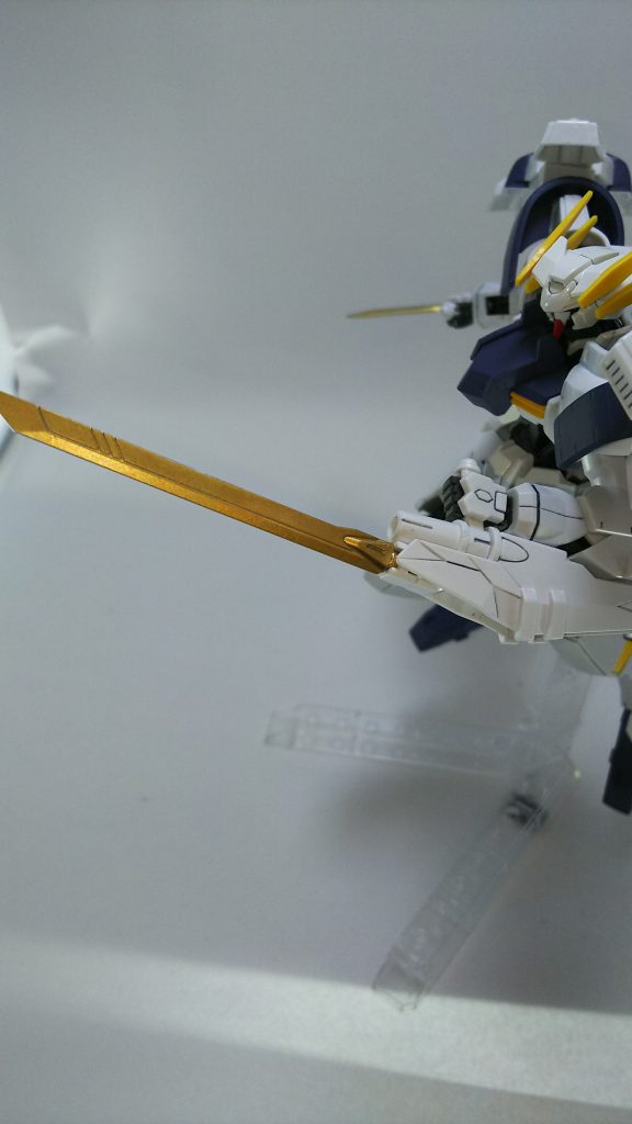 ≪オロバス・バイオネット≫
両腕に装備されたオロバスの主兵装の一つ。
150mm小型砲と基部が折り畳み式に展開する希少金属を用いられたブレードの複合武器。
小型砲はブレードが展開していても射撃を行うことが可能である。