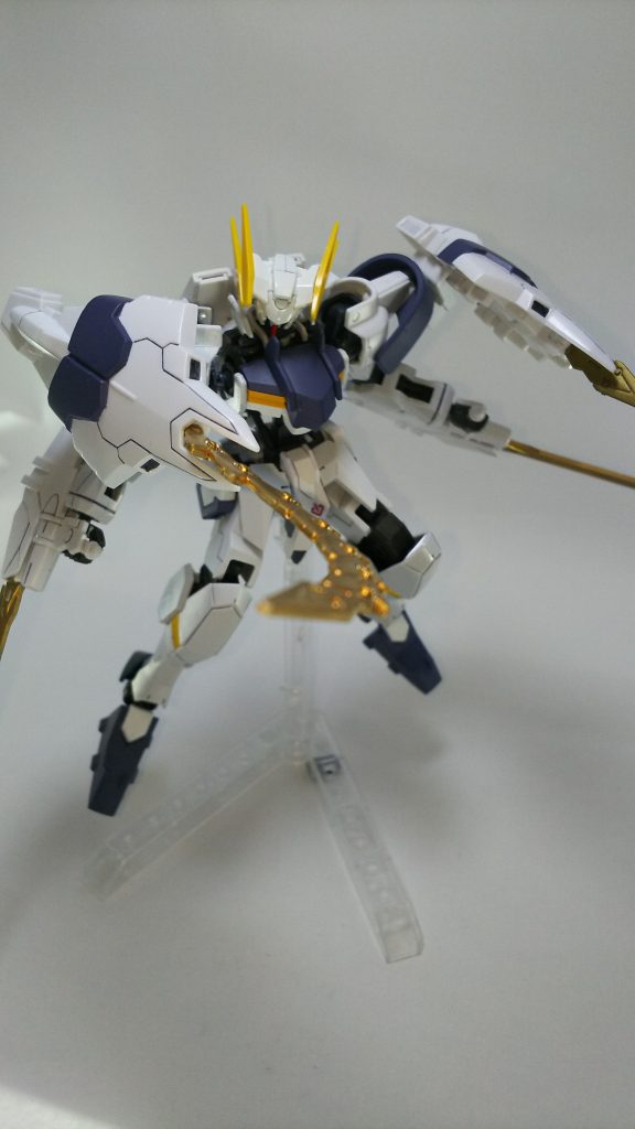 ≪テルフィング≫
両肩のハードポイントに装備するオロバスの武装の一つ。
主に広い宇宙空間での戦闘を想定した武装であり、MAではなく多数のプルーマを破壊するための装備であるがMA戦でも戦闘を行う事も可能。
大型の盾に内臓された刀身はワイヤーで接続されており、切断能力に長ける蛇腹状のウィップモードに移行する事が可能。
刀身とワイヤーには希少金属が用いられており、電気信号によってワイヤーの軌道をコントロールする事で自在な斬撃を繰り出す事が出来る。
また、この装備は戦時中レヴィア家初代当主がよく好んで装備しており、最も使用していた武器である。

ちなみにこの武装のデータは後のレギンレイズ・ジュリアのジュリアンソードに活かされる事にある。