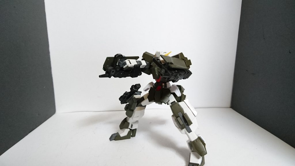 武装は殴り、防御、射撃をまとめてできるGNトンファーライフルメインに脚部にライフルにビームサーベルとシンプルな感じに