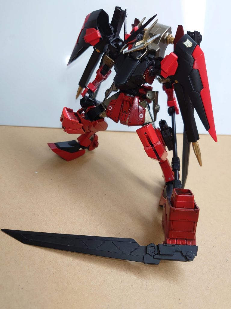 ベリトデスサイズ
300年の時を得て新しく装備された武装
3本作られたベリトソードの内の一本が装備されそれを大型のブースターと直結させ高い推力を利用し敵を切り裂く用に使うよう設計された武装
これにはガンダムフレーム・キマリスのデータが生かされており、キマリスの高い運動エネルギーと機体質量を上乗せした攻撃戦術をコンセプトに、そのまま武装として設計
キマリスの武装と戦術には加速開始から充分な速度、それを得るには相応の距離が必要となる為、射撃攻撃などで速度を殺されるとそれに比例して破壊力も低下する欠点を持つ
しかしデスサイズは攻撃する直前にブースターを使用する為、長い距離などからの加速時間を必要としないので元から高い機動力を持つベリトに相性の良い武装である