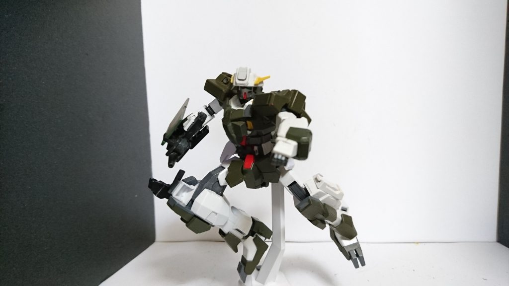 頭部のバイザーは稼動式でカメラアイもしっかり見えます。