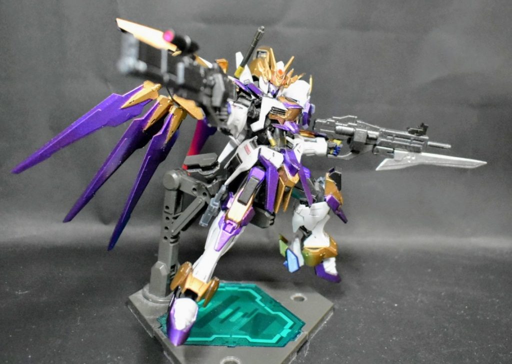 格闘オンリーだったバエルと違ってライフル二挺を使った中距離での撃ち合いをメインの戦術にしています
戦法の都合上すぐ弾切れを起こすので原典の悪魔よろしく相手の武装を奪っては使い潰すような戦い方が多かったとか…
ライフルは二挺とも腰のホルダーにマウントできます