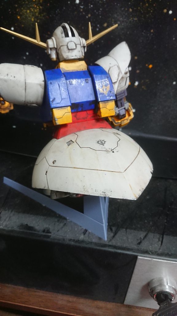 背面ショット。彫っては溶きパテで修正を繰り返してます。