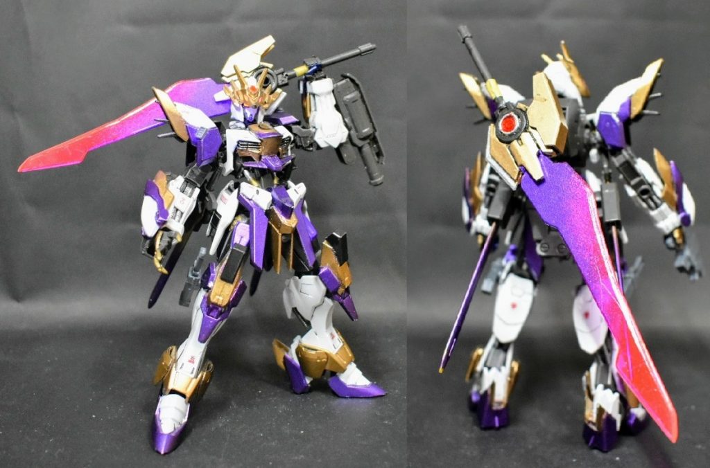 格闘時のメイン武装は大剣 鉄血の世界観に似つかわしくない見た目
かつて討伐したモビルアーマーの残骸の一部を加工し無理やり剣にしています
モビルアーマー由来の謎の技術によって赤く透き通った刀身を持ち
戦闘中に破壊されたり破棄したりで入れ替わりが激しい本機の装備の中で
この剣だけは入手してから撃墜される最期の瞬間まで使われ続けました