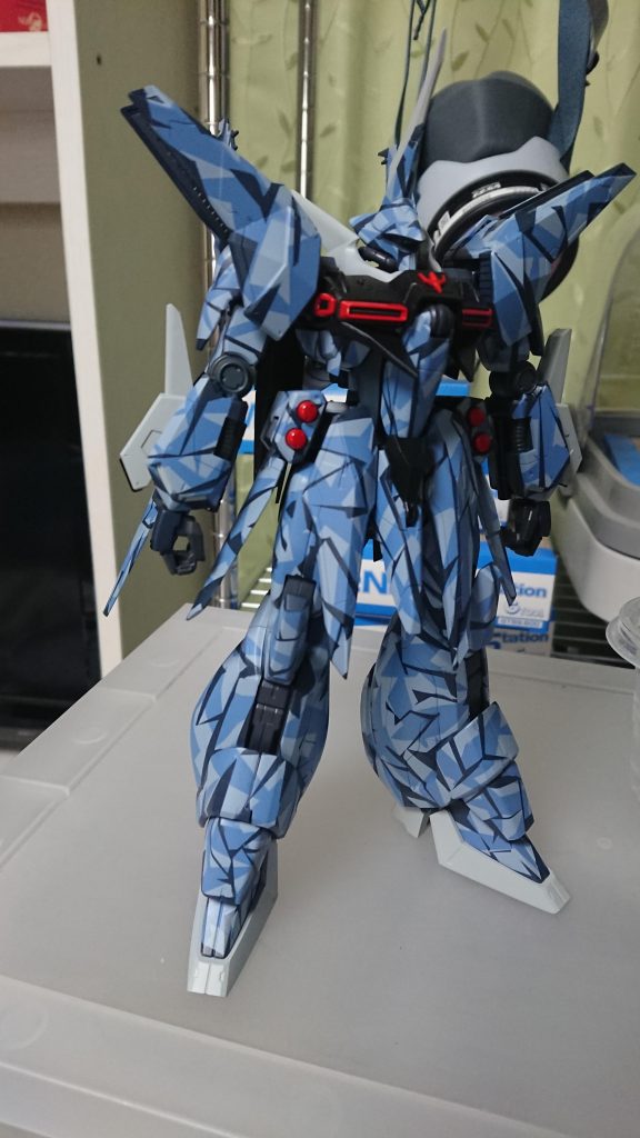 最初はツノや爪先等の部分はレドームグレーで塗装したのですが、サフのままっぽく見えるので、一度塗料を落として、グリーンのキャンディー塗装にし直しました。