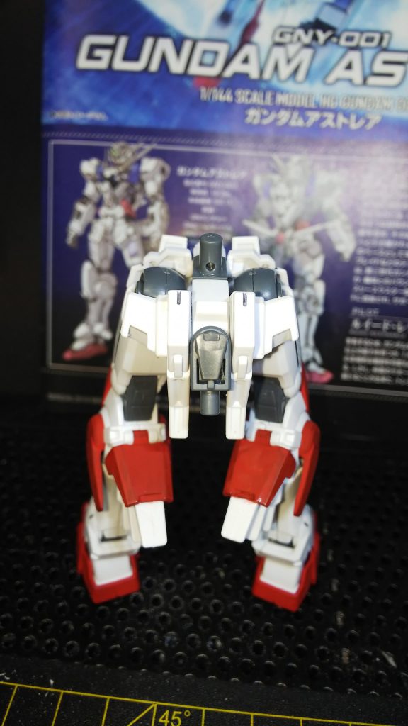 本体の方にも若干手を加えて、腰の後ろ側にジョイントを追加しました