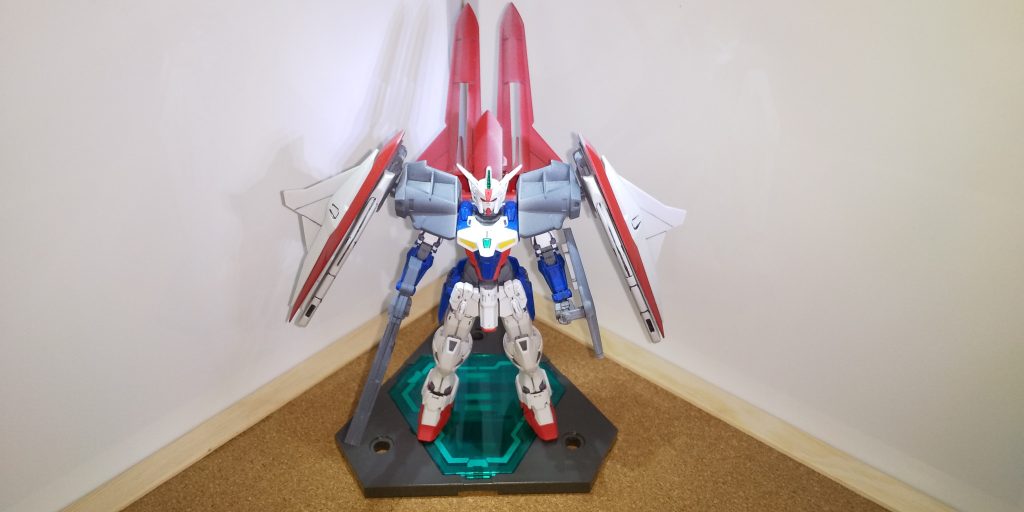 少し離して正面から１枚
旧キットはアーマーのみ使用、
本当は旧キットの頭部と足を取り付け様としたのですが、改造ミスで旧キットの頭部破壊と、足のサイズ感の違いから、
機体本体はノーマルのジェミナスのままになってしまいました
旧キットとの僅かなサイズ感の違いか肩アーマーが少し大きく見えてしまいます

はよ新規造形LOブースター来ないかな
