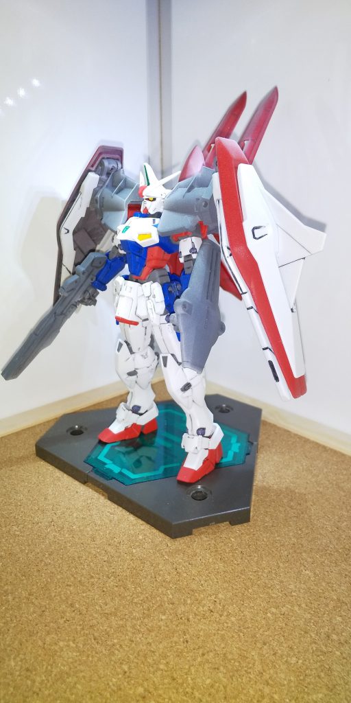 サイドショットを１枚
本体をノーマルのジェミナスのままで行く事になったので、テスト中のLOブースターという設定で塗装してます
一応肩アーマーのウイングスラスター部分は裏表で塗り分けしてます
旧キットなのに無改造でこのディテールはすごい、新規造形されたらどうなってしまうんだ、って感じの旧キットでした