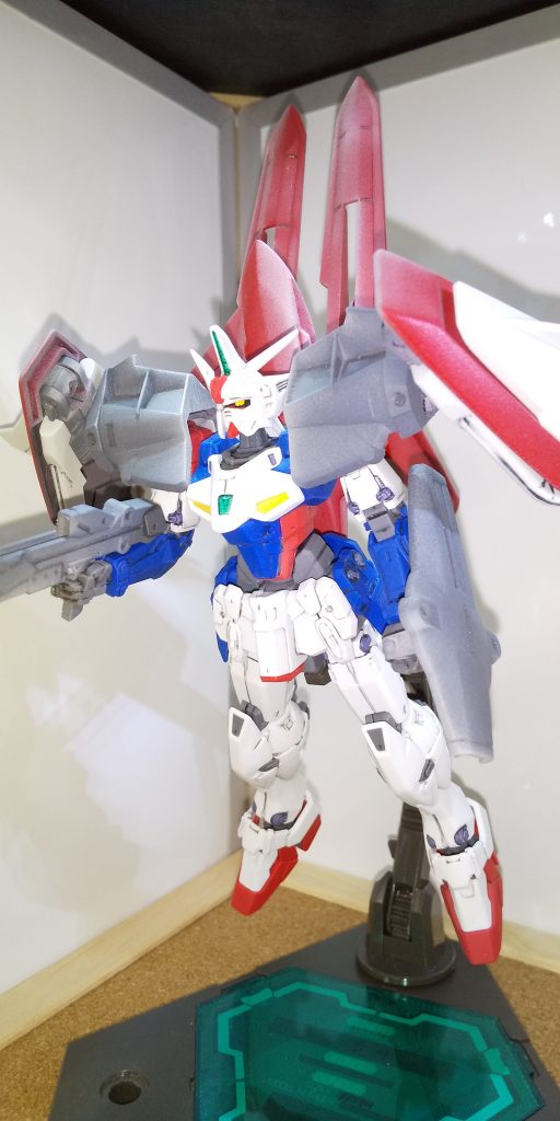 可動域確認
機体の設定にあるリニアブロックシステム、機体の換装を簡略する設定でしたが、ガンプラでも簡単にアーマーを差し込むだけです
武装も試験採用、テスト中という設定でカラーチェンジ、無難にグレーにしました
胴体を後ハメ加工したため、少し角度付けるとパーツが取れやすかったのですが、投稿前に本体もつや消し仕上げをし直し、
つや消し仕上げした分、クリアランスが無くなり、機体の密着度がアップ、保持力が少し上がりました