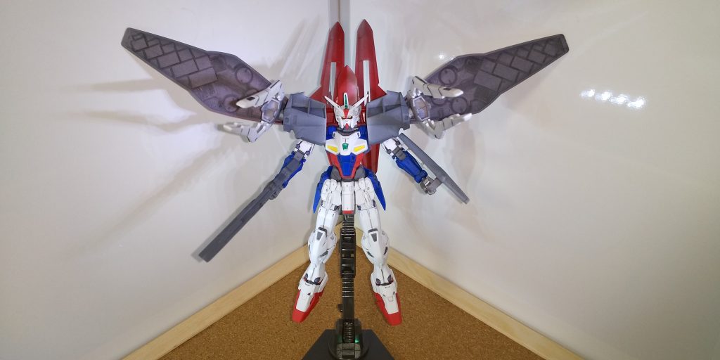 砲撃シーンを１枚
肩アーマーの可動域確保により、ウイングスラスターの展開角度を少し変えられるようしました
本来はほぼ真横にしか動きません