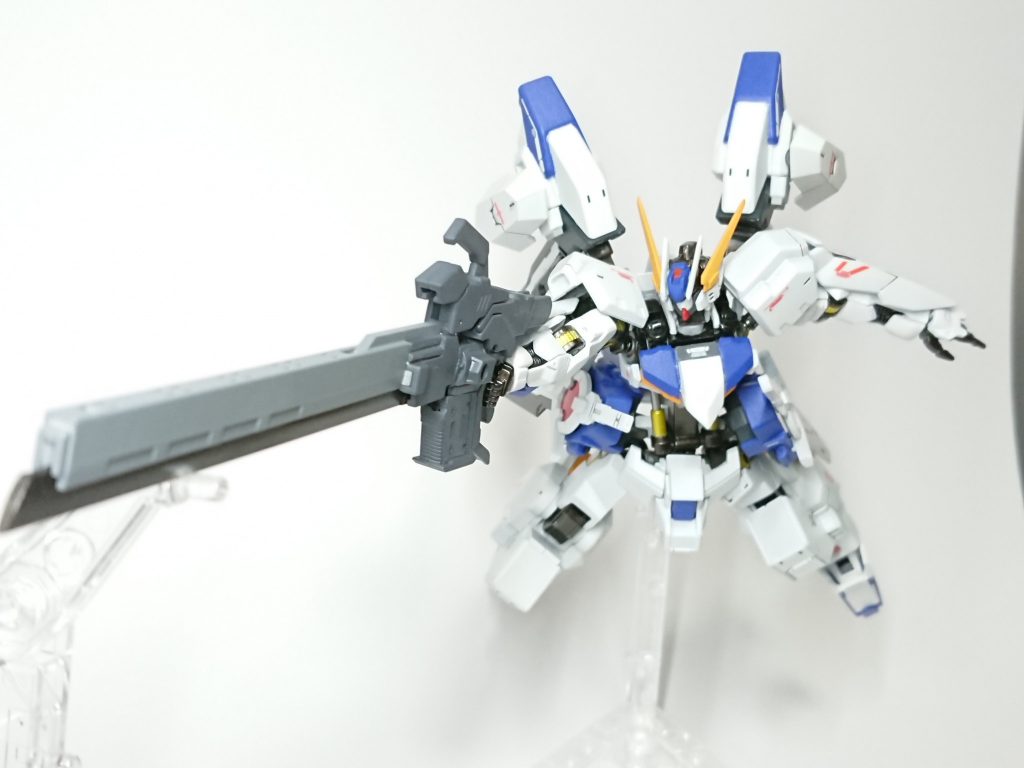 武装その1 コルセスカライフル
このライフルは長距離狙撃ができるよう設計されており、更にその長大なバレルに刀身をつけたものとなっている。