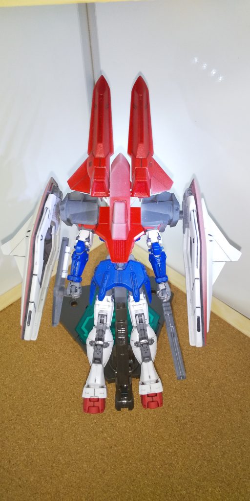 飛行形態を別角度で
LOブースターのバックパックにあるスラスターを閉じて上に向けるだけですが、飛行形態の完成