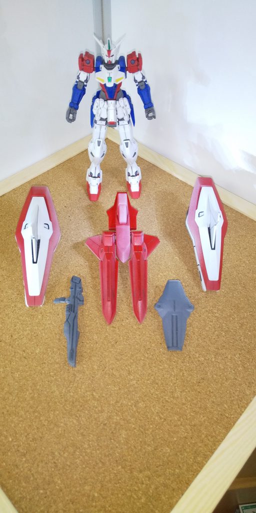 アーマーと機体本体を分離
本体は今後の事を考え、改造無しでアーマーを脱着可能にしてます
９月にプレミアムバンダイから販売の追加武装、アサルトブースターと高機動ブースターが待ち遠しいです