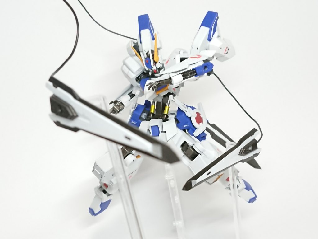 武装その3 ショットテイルブレード
これの装備はMAにも搭載されていた超硬ワイヤーブレードを発展させたものであり、ブレード先端部に低出力のビーム砲がついてある。これは敵機に突き刺してフレーム内部から各種装置を破壊する目的で作られた。