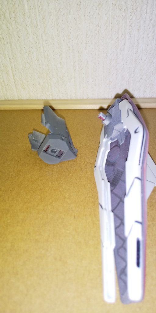 肩アーマーの分解図を１枚
肩アーマーは旧キットのサイズが少し大きい為、内側に１ｍｍプラ板から作った箱パーツを接着して、新キットに取り付け出来る様に調整してます
スラスター接続部分のポリキャップの上下を肉抜きして可動域を広げています
ウイングスラスター側にも薄い輪っか状のポリキャップ付けて、塗装部分の干渉を回避してます
装着時のパッと見は違和感ありません