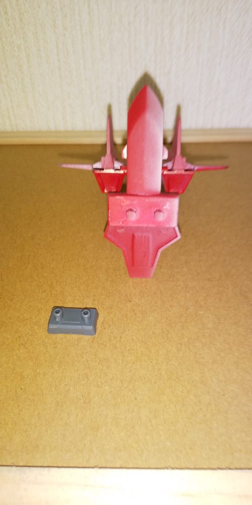 バックパック側も少し改造
背中接合部を近年キットの共通サイズにしてます、これで他の機体にも接続可能に
プラ板とプラ棒による肉埋めとジョイント作りの改造と、缶スプレー塗装、スミ入れ、つや消し仕上げです
成型色があずき色に近い色だったので、タミヤのラッカースプレー、イタリアンレッドで派手めの赤に変えてます
ただ完成後付けてみたら、肩アーマーと干渉してたため、ビルドシリーズから、接続パーツを使用して取り付けています