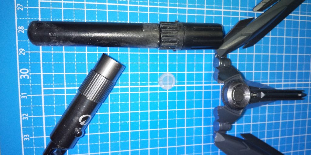 ノーネームライフルのレンズパーツ作成図
気になっていた作成ツール、液体プラスチックを使用して試験的に作った物になります
作製参考にしたのは、YouTuberで見かけた付け爪の作製動画です
購入場所は某安さの殿堂デパート?で売られていた物を購入
液体プラスチックを型枠部分に流し込み、UVライトで硬化、硬化時間は厚さで変わります(1mmの硬化時間はわずか4秒、3mmくらいだと15秒~20秒目安でした)
硬化後、形をヤスリで調整