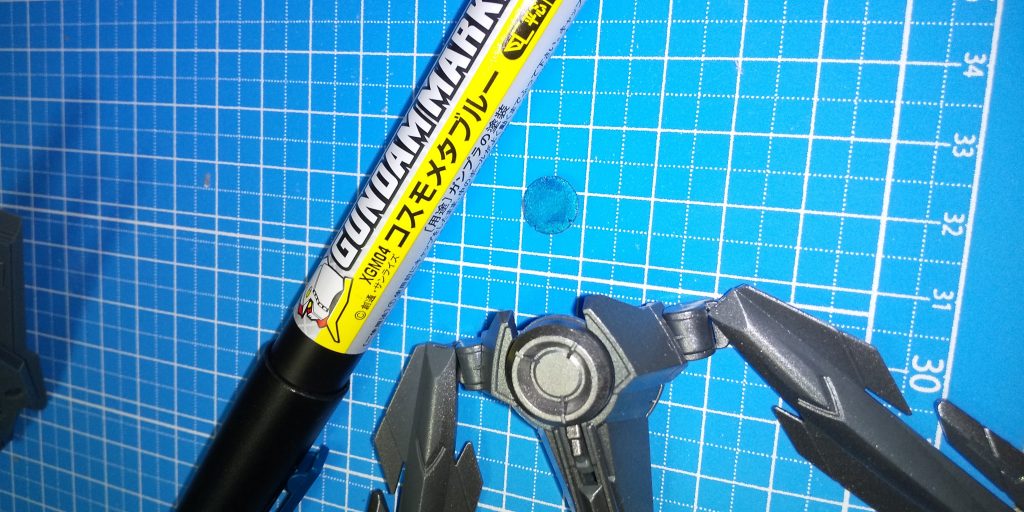 レンズ裏地をガンダムマーカーで塗装し