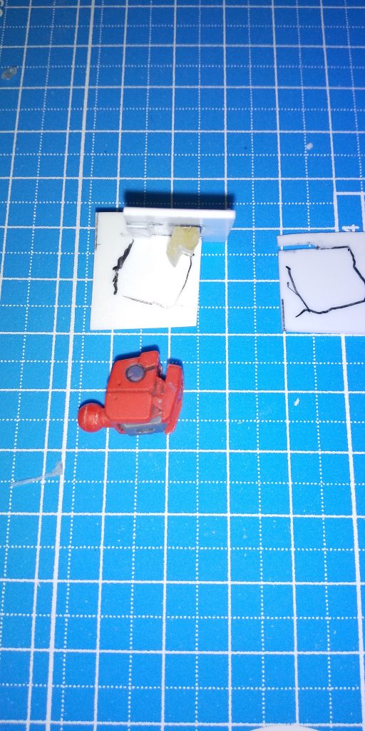 液体プラスチックは使い勝手が良く、プラ板からの作製に時間がかかるパーツ作成にも向いてます
今回は、肩アーマーの接続部分にも使用
使用感はパテ以下の接着力で型枠パーツから形を変形させずにはがせます