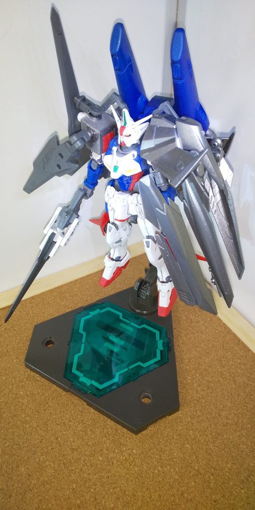 追加武装はバックパックに大型ブースター、メインウェポンにガンブレード、
プラネイトディフェンサーの技術を応用した電磁浮遊型ソードビット、対ビームコーティングを施した可変型マント兼レールガンとなってます
背中についているバックパックにはサブのジェネレータとソードビットの近接用の持ち手をマウント
現実的な事を語ると、買溜めしていたガンプラを作って遊んでいたんですが、結構いい感じにまとまったので投稿
使用ガンプラ
本体のジェミナス01他、
ジャンクパーツよりシャイニングブレイクの脚ブースター、
積みプラよりノーネームライフル、バインダーガン、鉄血オプション4のキマリスブースター、接続用にスカルブースターなど、その他自作アーマー
結構な数から追加武装を作成しました