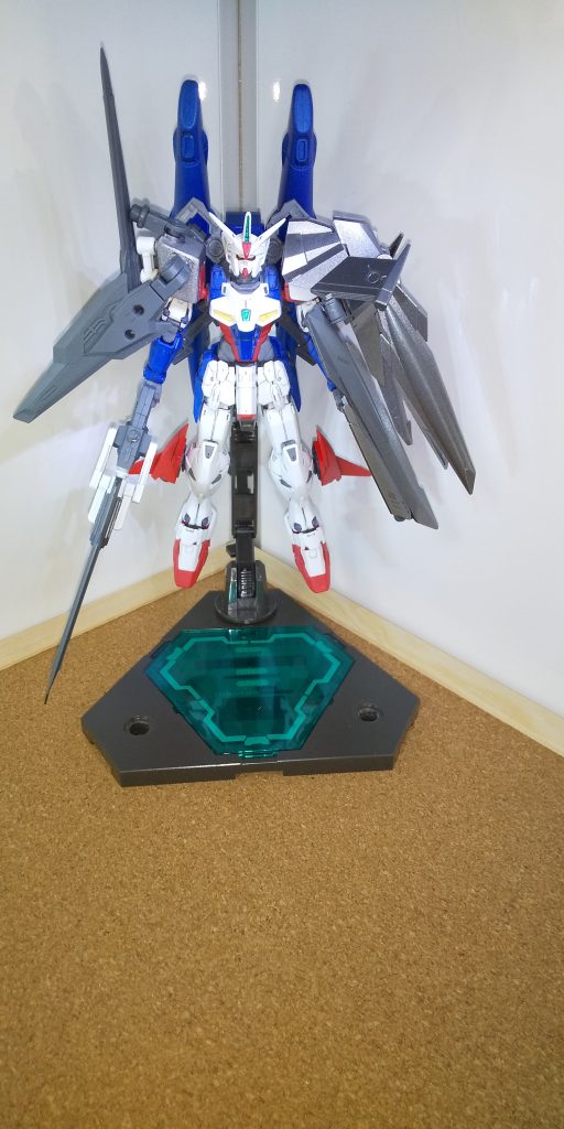 全体正面図
左右それぞれ、ガンプラバトルで欲しいと思う武装を装備
エクシアやダブルオーの様な武器と、マントの様なアーマーって組み合わせのイメージから制作を始めました