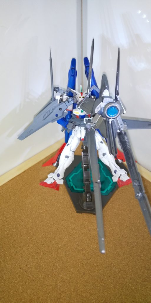 レールガン発射姿勢
左肩のマントはノーネームライフルをそのままの為、組み換えてライフルモードに、
青いレンズは今回試してみたかった作成ツール、液体プラスチックから自作してみました
作成写真は後述記載します