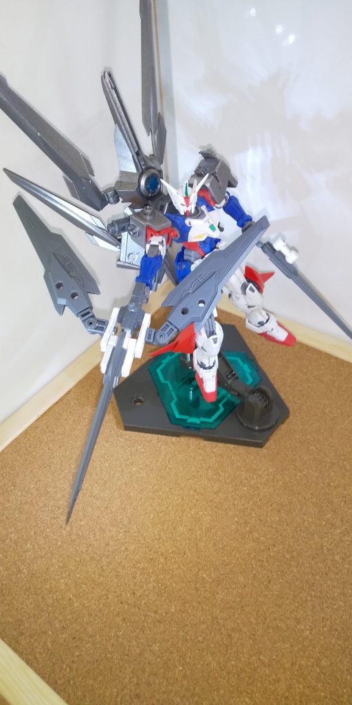 射撃姿勢
ガンブレードはバインダーガンを組み換えた物にジャンクパーツから接続パーツを使用して組み上げてます
先端ブレードでの射撃の他