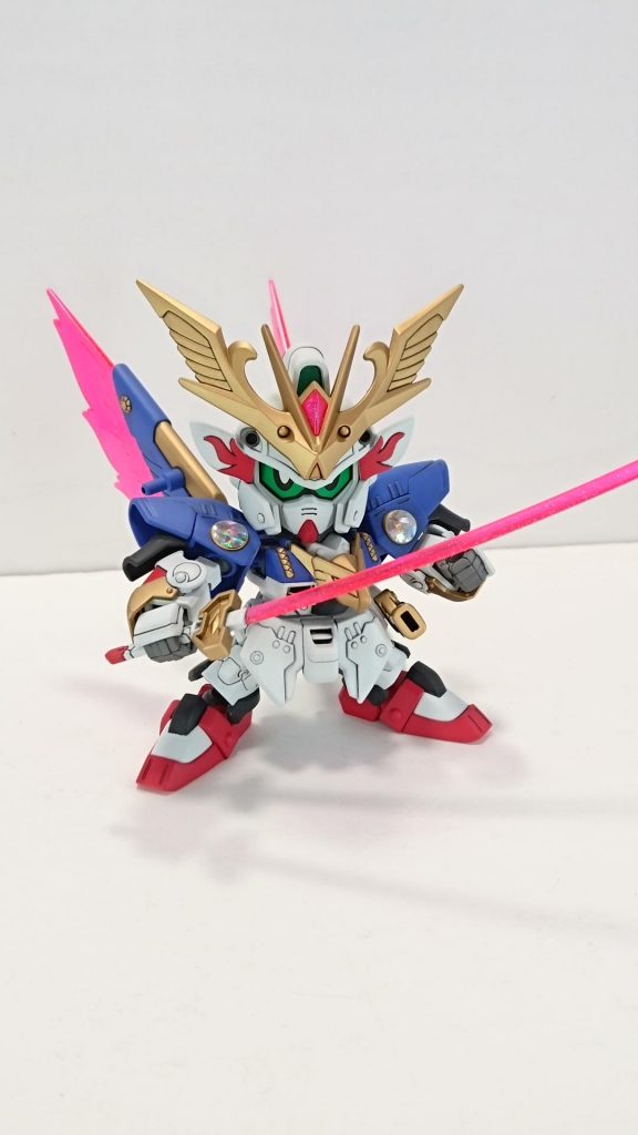 刀や翼等のクリアパーツは蛍光ピンクの上からルビーレッド。
額のクリスタルは裏からラピーテープ。
肩の天幻鏡はダイソーのホログラムシートです。