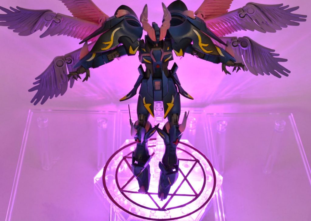 透明プラ板を使って召喚をイメージした六芒星を作りました。下からLEDライトで照らして召喚っぽい雰囲気で一枚。