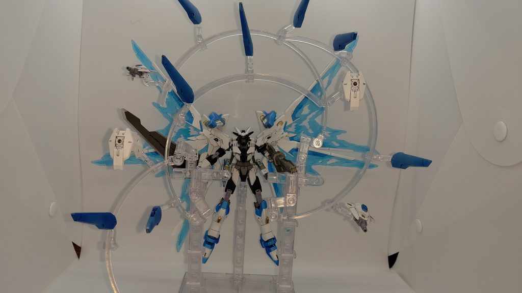 高機動ドラグーン兵装、スーパードラグーン兵装
基本性能はストフリ以下略。
コンテナビット、マニファニーシールドビットを含め計12機でオールレンジ攻撃が出来る他、マルチロックオンが可能な為、複数を相手しても同時攻撃にて対応可能。
ドラグーンは後ろにプラ粘土(おゆまる等)を詰め、まだ柔らかい内に3mmプラ棒を刺して穴を開けた簡単なものを使って保持しています。(脱着も可能)
これしか思いつかなった………
写真はフルバースト状態。
これがしたかったので作った様なもの………w