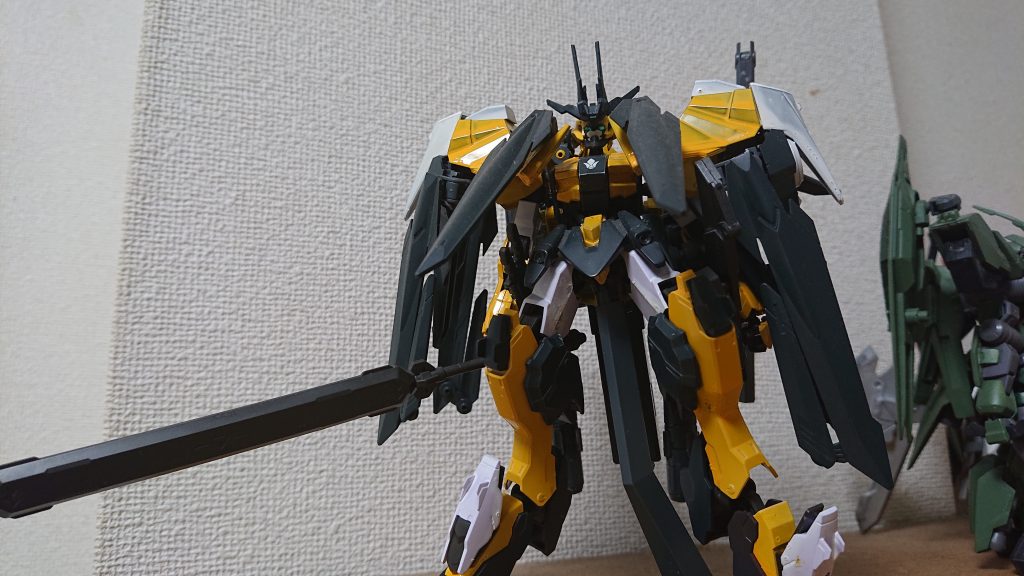 今回の機体は背中の装備と両肩のアーマーを会わせて、マントを羽織った甲冑をイメージした物になっています。