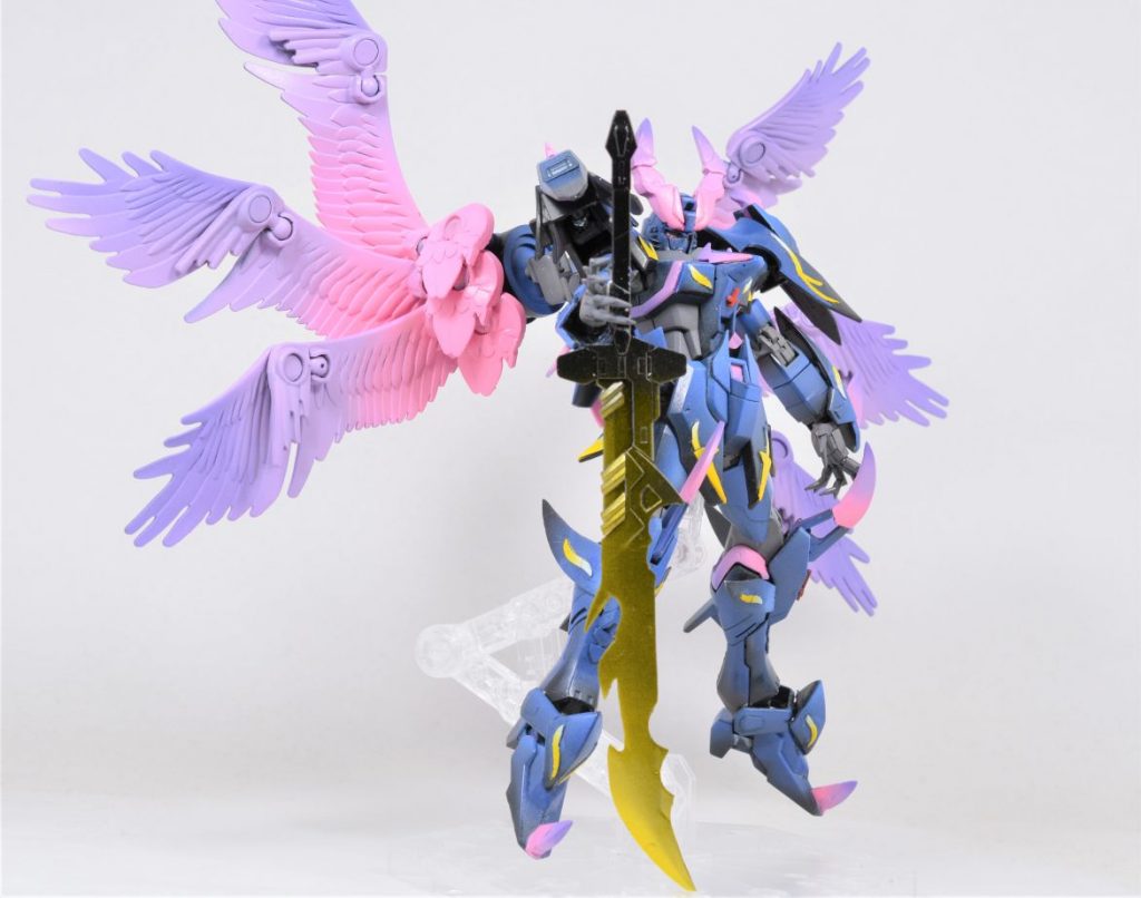 また大型剣を1本用意。MSGサムライソード2をベースにギザギザになるようにやすりで削ったり、プラ板やディティールアップパーツを貼り付けました。