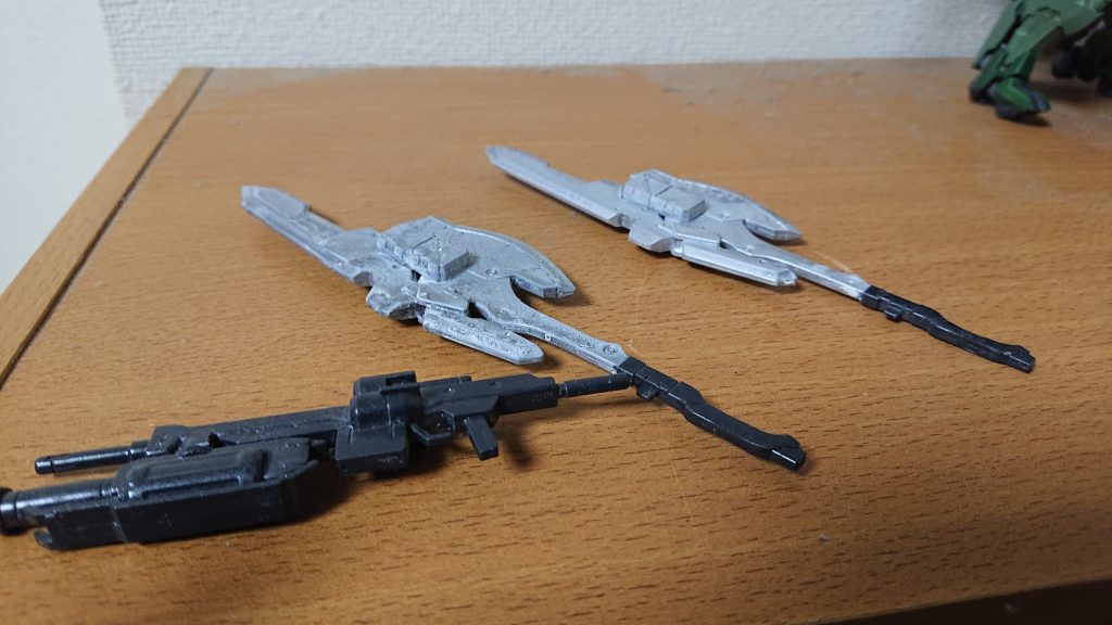 主兵装の新型ライフルと対ガンダムフレーム用のバスターソードアックス。