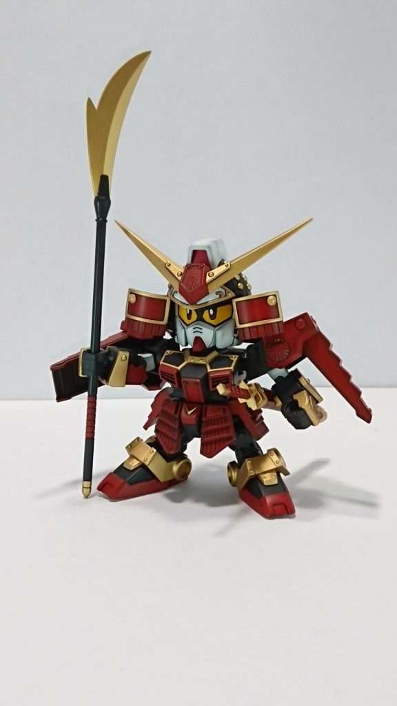 塗装は実際の戦国武将の鎧のイメージで赤を茶系からの立ち上げ塗装、金色は落ち着いた感じで渋めに塗装しました。