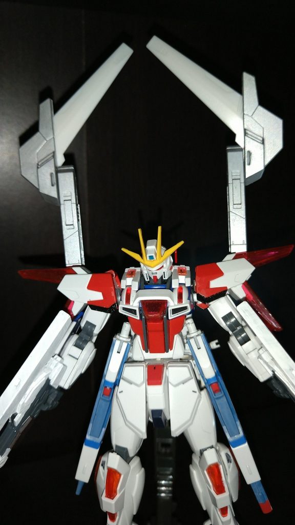 ルナゲイザーのユニットを組み込む事で進化した粒子吸収システム、アブソーブゲートです
吸引力として、盾時代は行えなかったサテライトキャノンなどの大技も吸収可能となってます
ただ、サテライトキャノンの様な大技は別として、前方からの機体上部を狙った射撃しか吸収の対象にならないという欠点があります
なので、脚部へのピンポイント狙撃や、側面からの攻撃への対応が必要となります