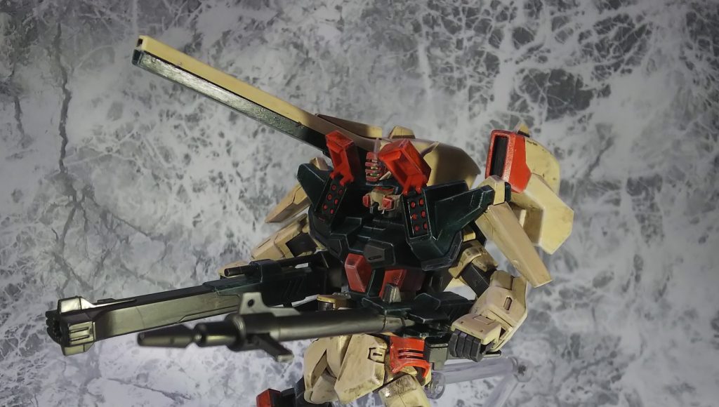 バスターパーツがフレキシブルに動くので、元々のライフルと干渉せず、瞬間火力の増加。
Bスプレーガンがコンデンサーの役割もするので、継戦能力も向上した設定です。