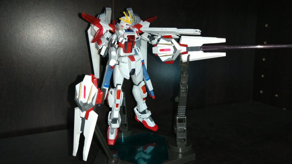 上記の対応策としての装備、コスモシールドビットです
普段は機体背面に装着してますが、起動させる事で周囲を飛び、物理的な攻撃はもちろん、ビームシールドを貼れるので防御範囲は広く
また、攻撃面でも内臓されたライフルで援護射撃も行えます