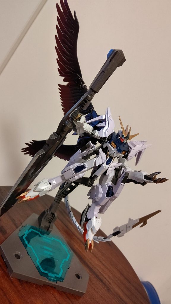 黒い片翼と悪魔の尻尾。獣の爪に大剣と、好きなモノを詰め込んだ感じです。