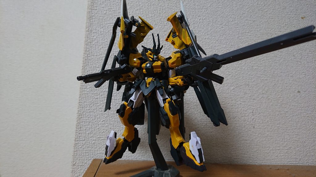 ・新型レールガン
アリアンロッド本拠地から脱出する際に奪取したギャラルホルンの新型試作レールガン。
・アサルトライフル
テイワズ系の機体に採用されている普及型のライフルだが、やや旧式化しつつある。