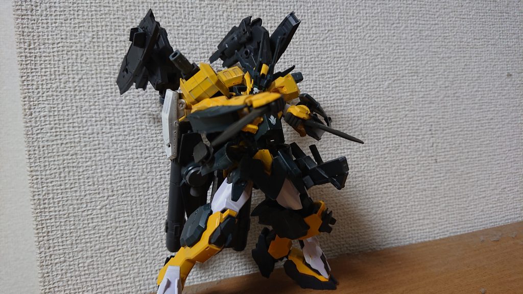 ・特殊合金製コンバットナイフ
極めて帯電性、通電性に優れた特殊合金を用いたコンバットナイフで、両肩のアーマーに内蔵されている超高出力電撃砲の避雷針として活用することが出きる。