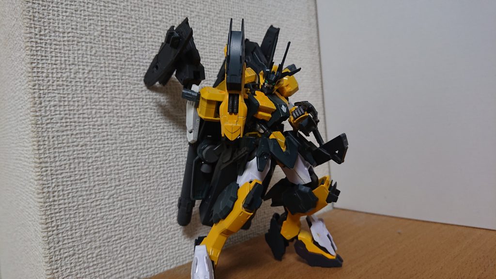 ・クローガントレット
特殊合金製コンバットナイフと同質の合金で作られたガントレット。
フールフール(オリジン)と同様で腕部に放電機構が仕込まれており、超高出力電撃砲とは別に近接戦闘でダイレクトに敵機に電撃を打ち込むことが出きる。