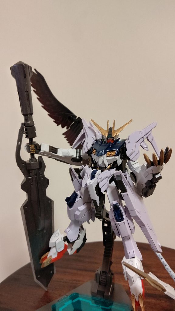 色々ポーズつけたいんですが、片翼と大剣のおかげで重量バランスが最悪で、剣を杖代わりにしたこのポーズしかとれません💧
剣を持ち上げた瞬間に腰がもげます…。
まあカッケえから良し!