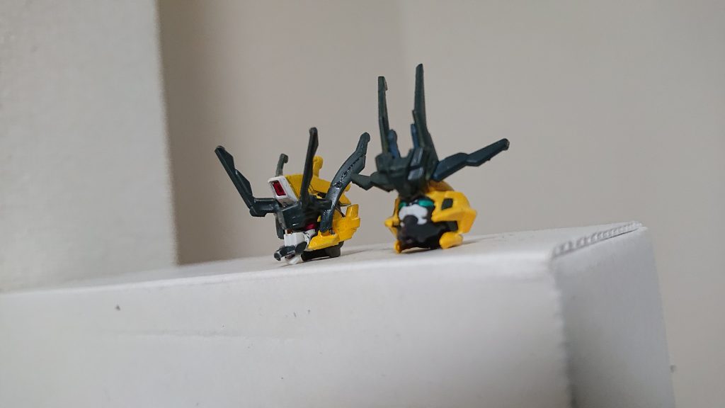 新旧頭部の比較
左の旧型頭部はウヴァルの頭部をベースにフラウロスパーツ流用して、ヒールチックな強面なのに対して、右の新型頭部はバルバトスルプスをベースに角とカラーリングしか弄って無いのでよく見ると顔はルプスそのままだったりします。